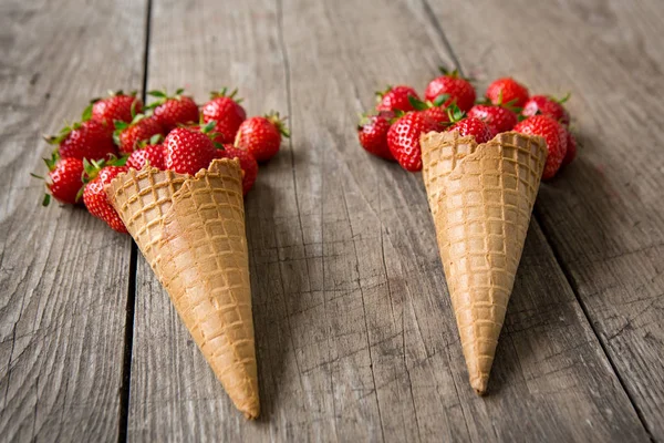 Fraises en forme et cône de crème glacée — Photo