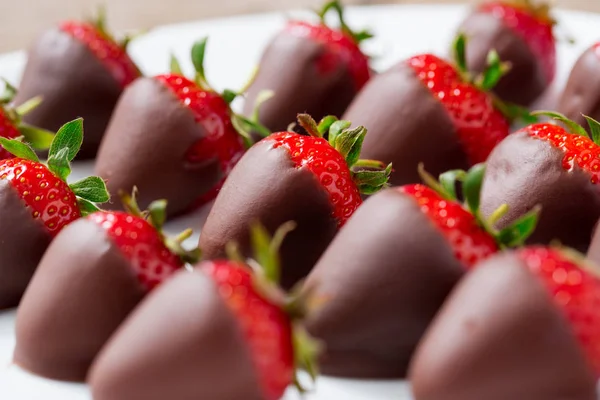 Aardbeien gedoopt in donkere chocolade — Stockfoto