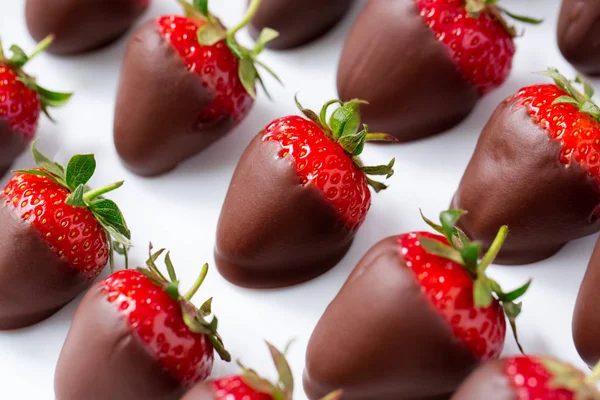 Röda jordgubbar doppade i choklad — Stockfoto