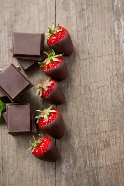 Chocolade en aardbeien met chocolade sauc — Stockfoto