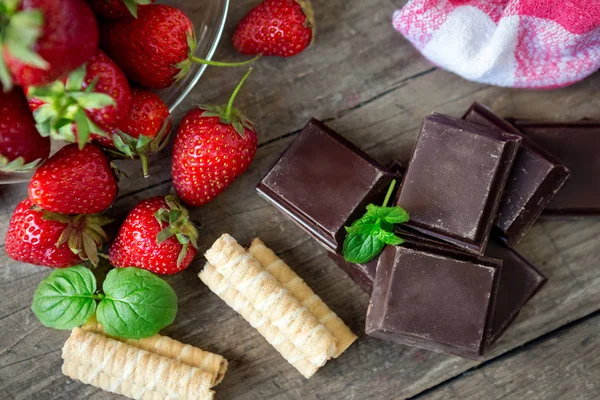 Choklad med mint och jordgubbe — Stockfoto
