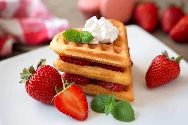 Stack of delicious freshly baked waffles with strawberries — Stock Photo, Image