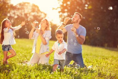 Sabun köpüğü takip zevk mutlu çocuk