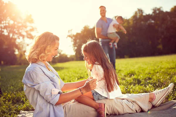 Familjen i naturen glada tillsammans — Stockfoto