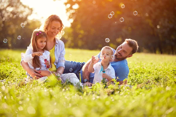 Les enfants apprécient de faire des bulles de savon — Photo