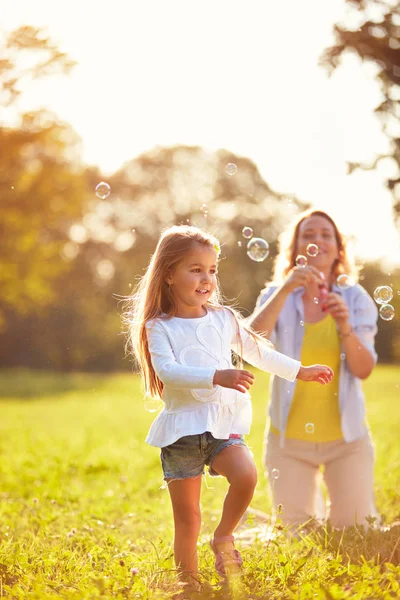 Дитяча гра з мильними бульбашками — стокове фото