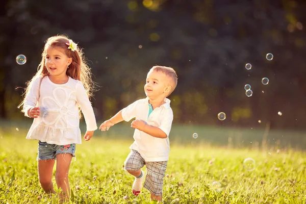 Веселые дети бегут вместе — стоковое фото