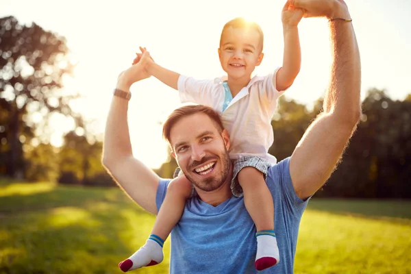 Szczęśliwy ojciec z synem w parku — Zdjęcie stockowe