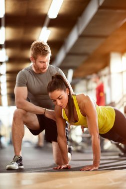 Yardımcı ile şınav kadın