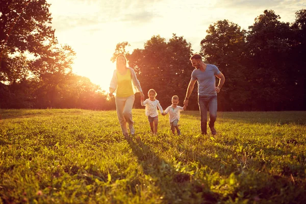 Gelukkige kinderen met ouders in het park — Stockfoto