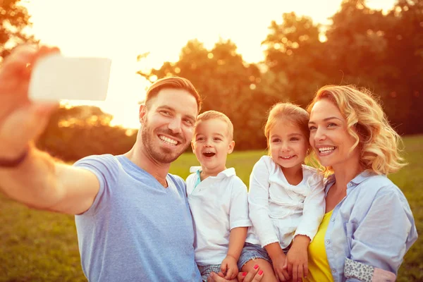 Foto de família na natureza — Fotografia de Stock