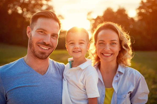 Padres jóvenes con hijo juntos — Foto de Stock