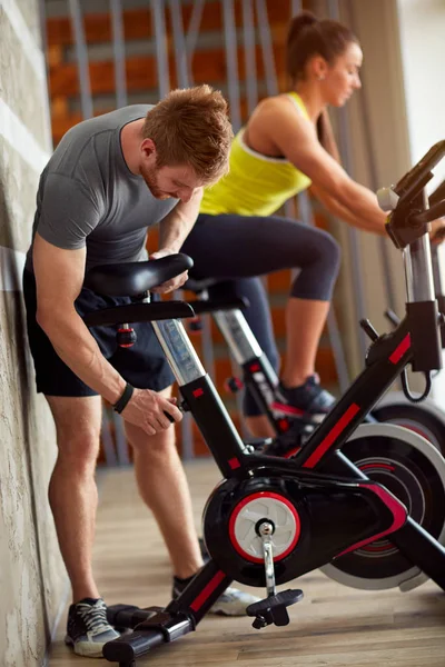 Bicicleta adaptada masculina para hacer ejercicio — Foto de Stock