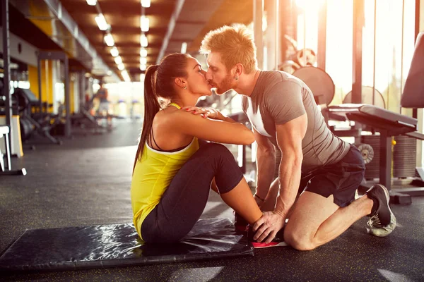 Couple in love in gym — Stock Photo, Image