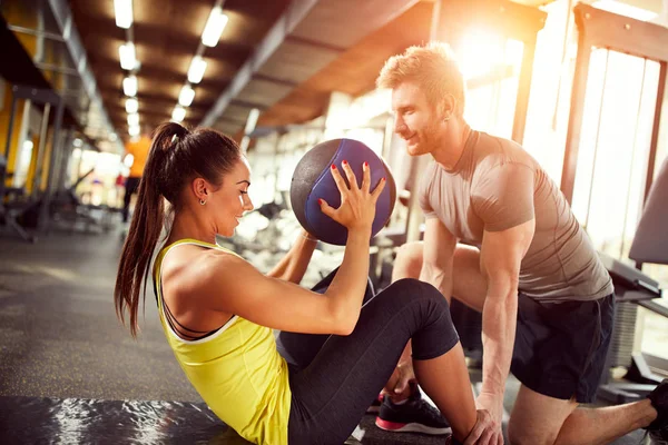 Vrouwelijke oefeningen abs — Stockfoto