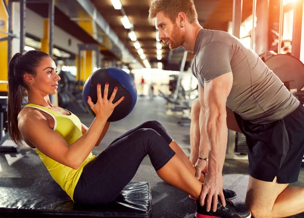 Vrouwelijke uitoefening sixpack spieren — Stockfoto