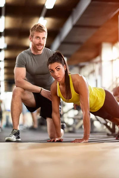 Vermoeiend opleiding in sportschool — Stockfoto