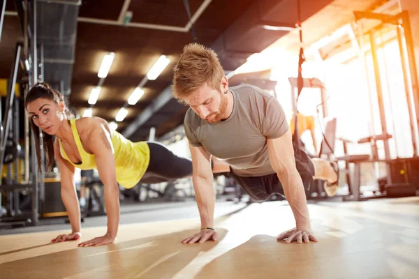 Exercice dur en salle de gym — Photo