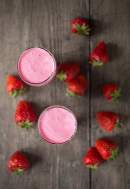 Bardakta çilekli yoğurt.