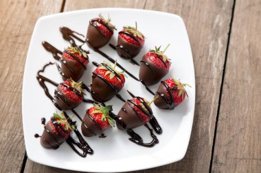 İle sütlü çikolata kaplı çilek