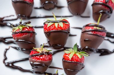 olgun çilek ve çikolata şurubu