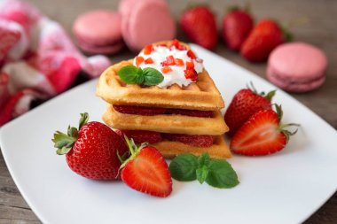 taze meyve ile waffle