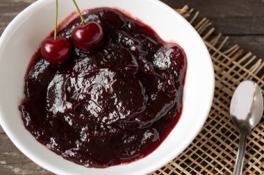 Organik kırmızı kiraz reçeli