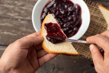 Vişneli reçelli tost.