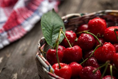 Sepette su damlası ile kiraz