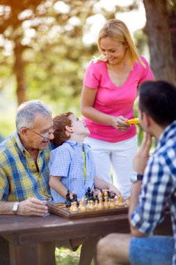 Çocuk parkta satranç