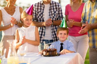 çocuk doğum gününde eğleniyor