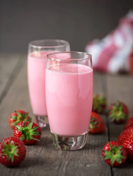 Aardbei smoothie met verse aardbeien op houten tafel — Stockfoto