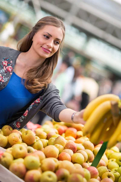 Woman at market shopping — Stock Photo, Image