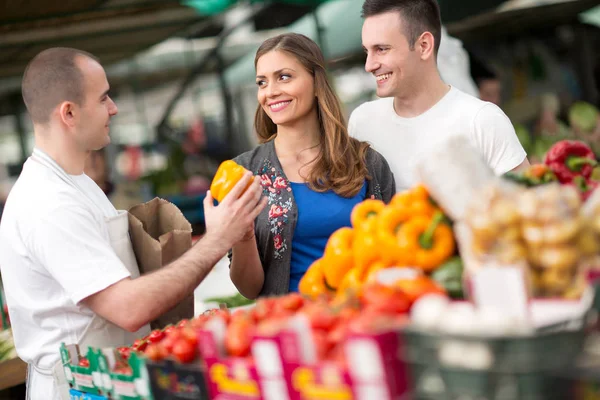 Paar kopen van verkoper op straatmarkt — Stockfoto