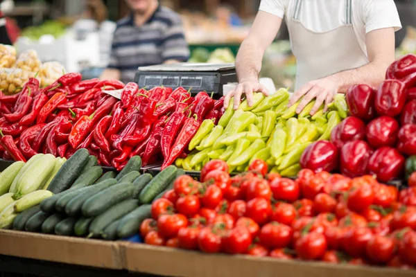 在街边市场蔬菜与健康档 — 图库照片