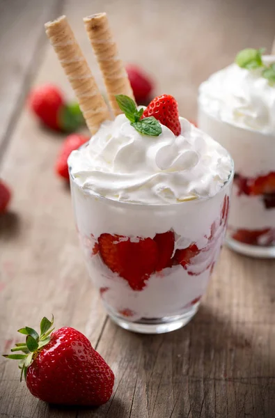 Rode aardbeien met slagroom, crème dessert — Stockfoto