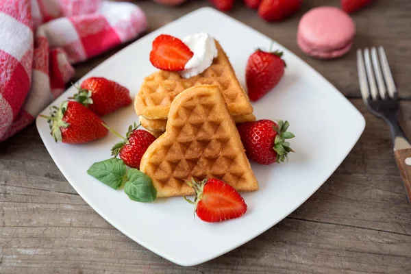 Belgian waffles with strawberrie — Stock Photo, Image