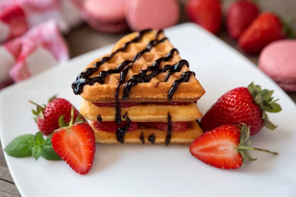 Belgian waffles with strawberries and chocolate — Stock Photo, Image