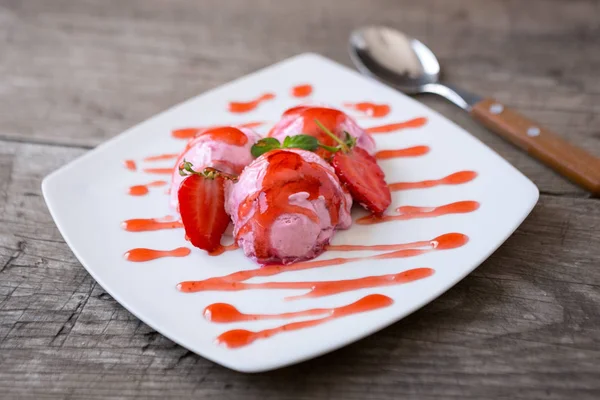 Crème glacée et fraises rouges — Photo