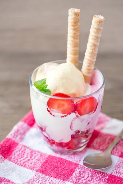 Sobremesa de frutas com sorvete — Fotografia de Stock