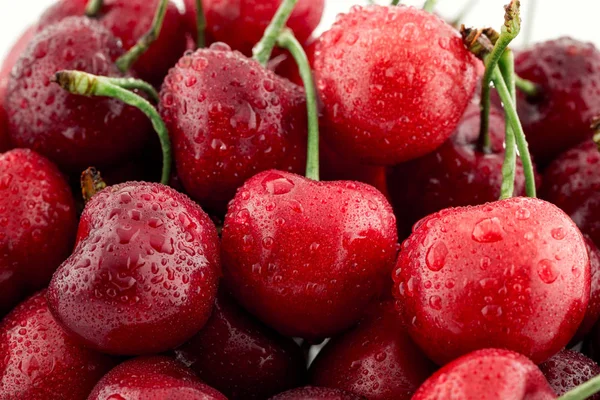 Cerezas maduras sobre un fondo blanco aislado —  Fotos de Stock