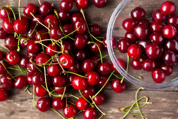 Cereza fresca en cuenco sobre mesa de madera —  Fotos de Stock