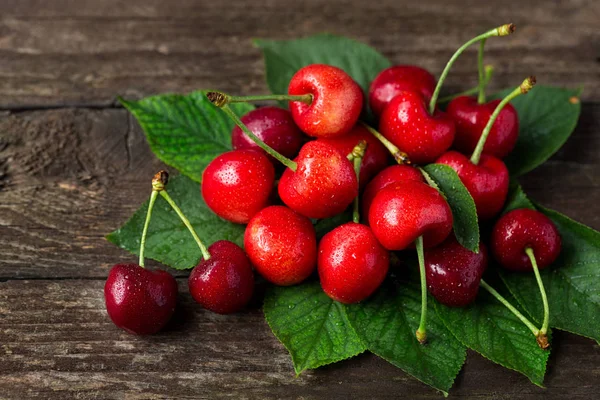 Cerezas. Zumo de frutas de verano con hojas —  Fotos de Stock