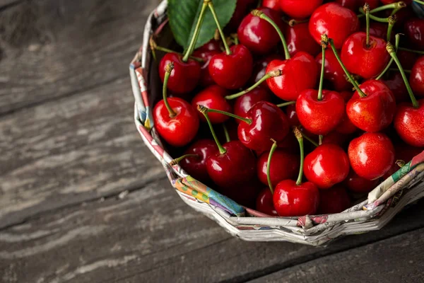 Cerezas maduras en cesta —  Fotos de Stock