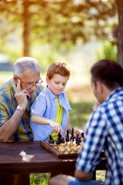 Menino aprender xadrez em uma mesa — Fotografia de Stock