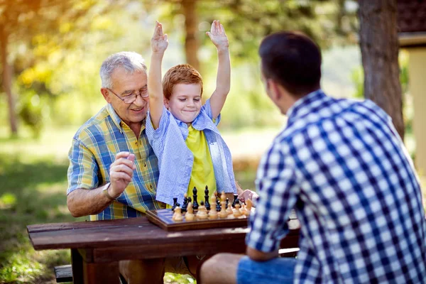 Menino está ganhando no jogo de xadrez — Fotografia de Stock