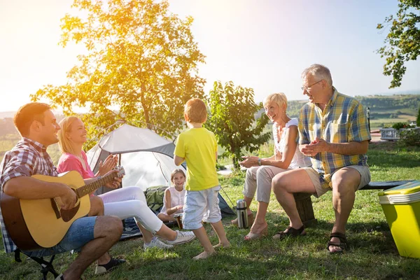 Lycklig familj och barn njuter med gitarr — Stockfoto