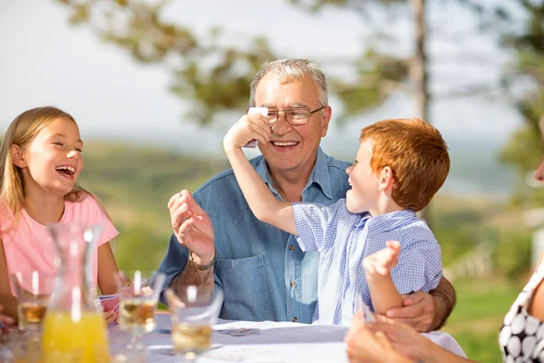 Familie ontspannen samen rond de tafel — Stockfoto