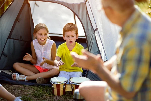 Bambini che si divertono a giocare nella tenda — Foto Stock