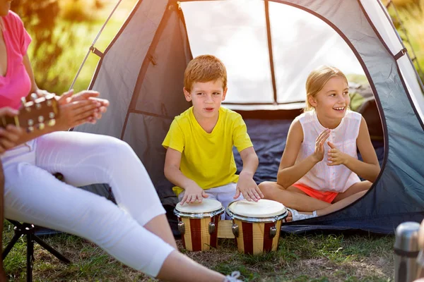 Kinder genießen den Sommertag — Stockfoto